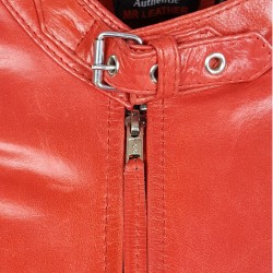 blouson en cuir de buffle col rond rouge brillant vue gros plan